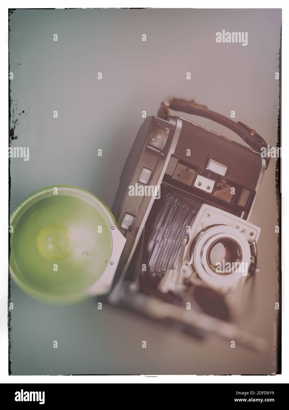 bellissima fotocamera vintage su retro color sfondo attrezzature professionali collezione di moda e mostra Foto Stock