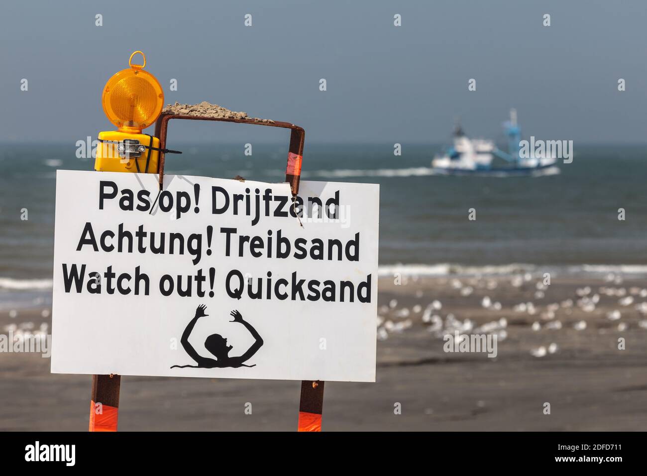 Cartello segnaletico per le sabbie mobili nei Paesi Bassi con informazioni in olandese, tedesco e inglese Foto Stock