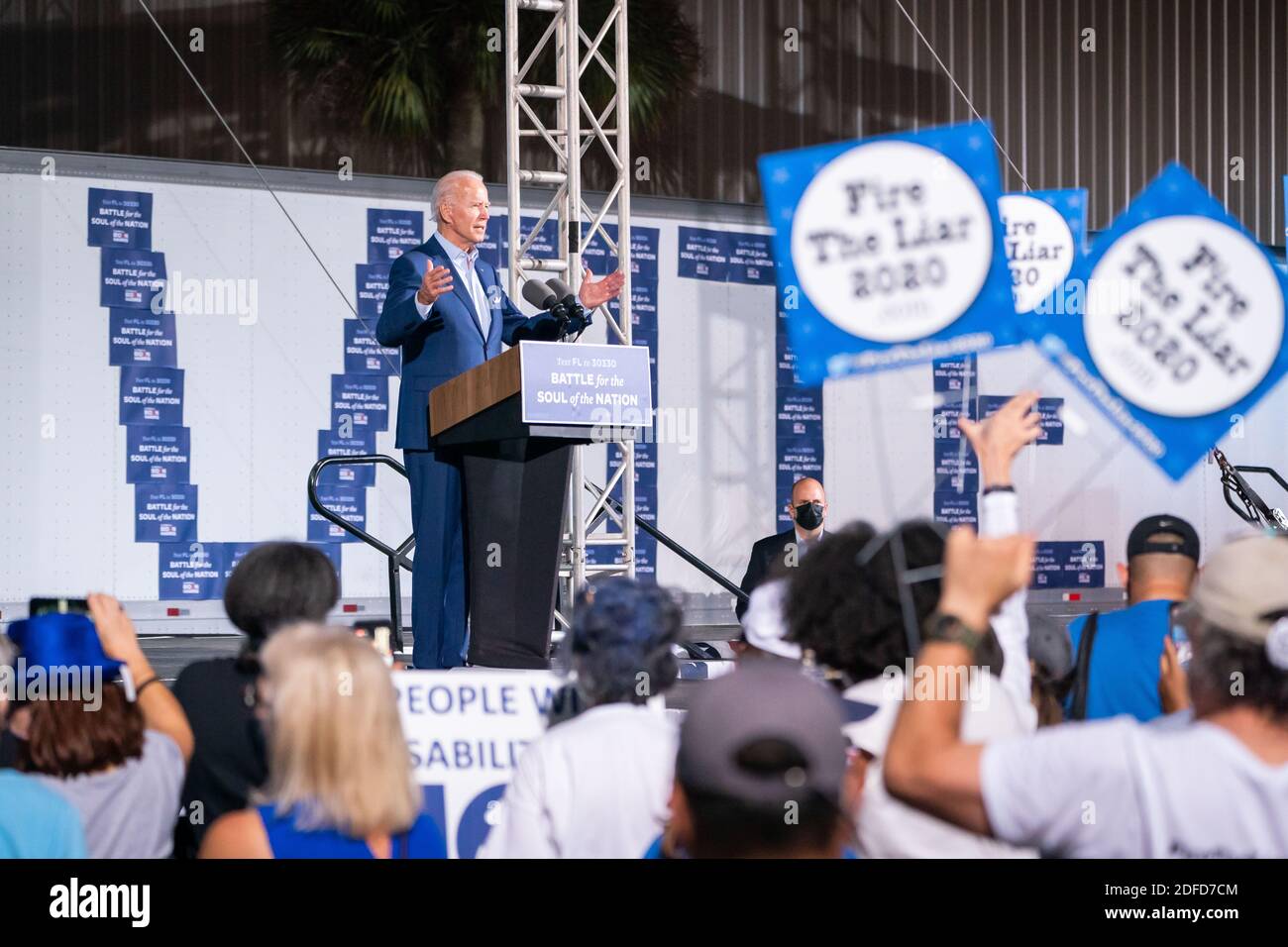 TAMPA, FL, USA - 29 ottobre 2020 - il presidente democratico degli Stati Uniti Joe Biden in un raduno drive-in alla zona fieristica dello stato della Florida - Tampa, FL - 29 ottobre 2020 - Foto Stock