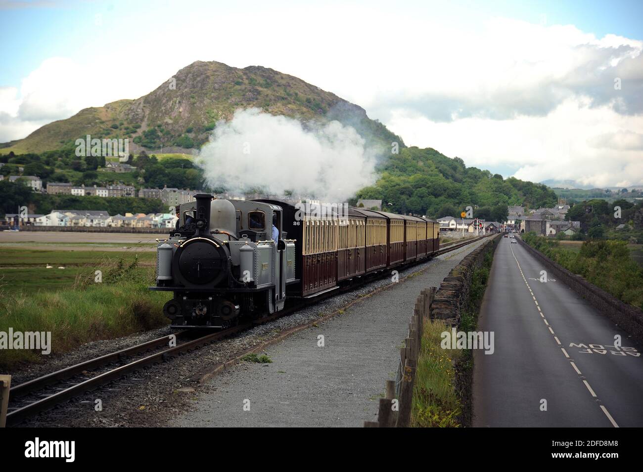 'David Lloyd George' ancora in esecuzione in livrea grigia dopo la revisione, attraversa la COB con un treno per Blaenau Ffestiniog. Foto Stock
