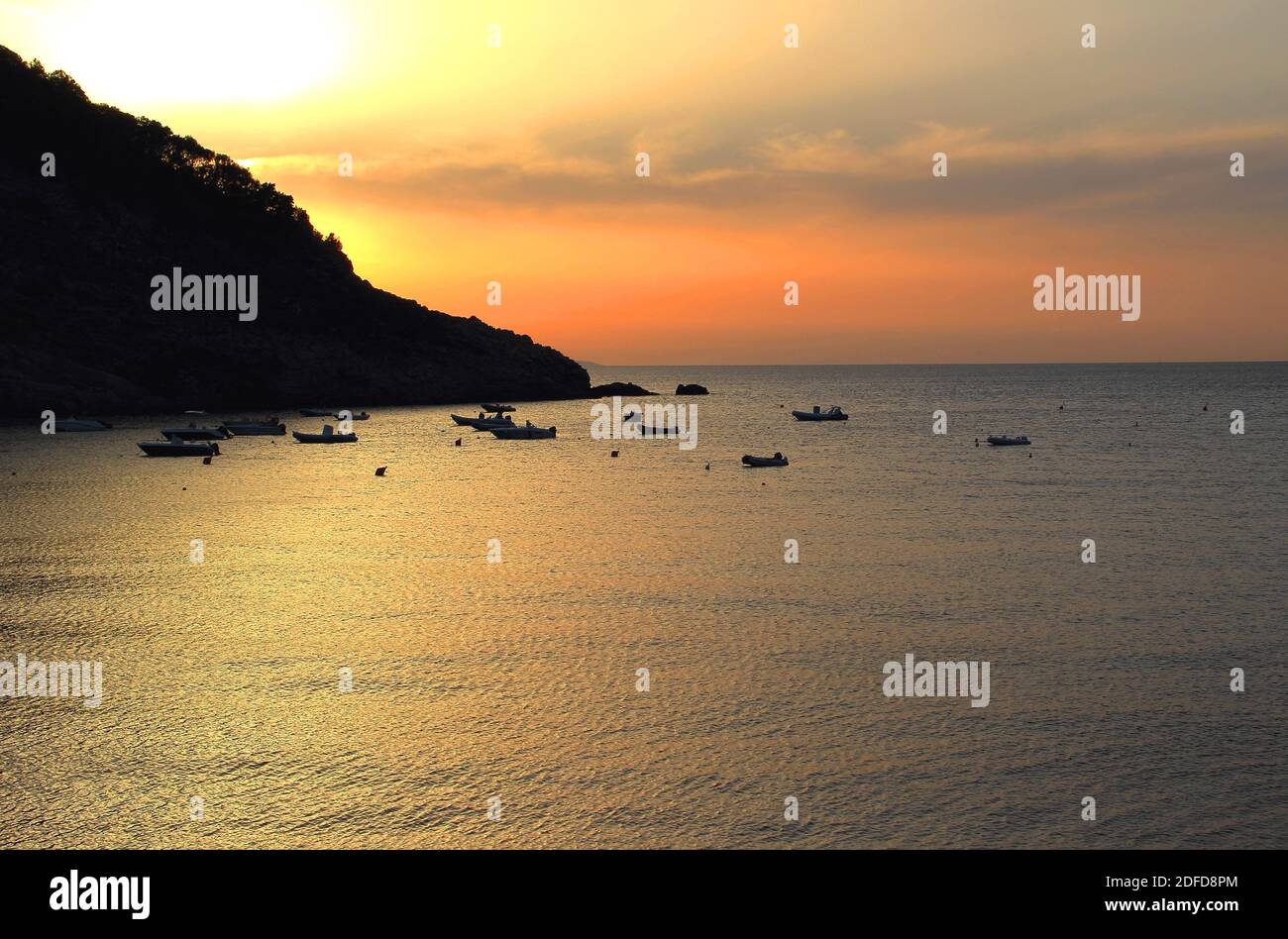 Panorama mare in Italia, Isola d'Elba, al tramonto con colori e barche Foto Stock