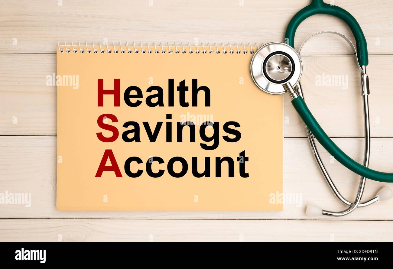 Blocco note con testo conto risparmio Salute HSA e stetoscopio. Concetto medico. Foto Stock