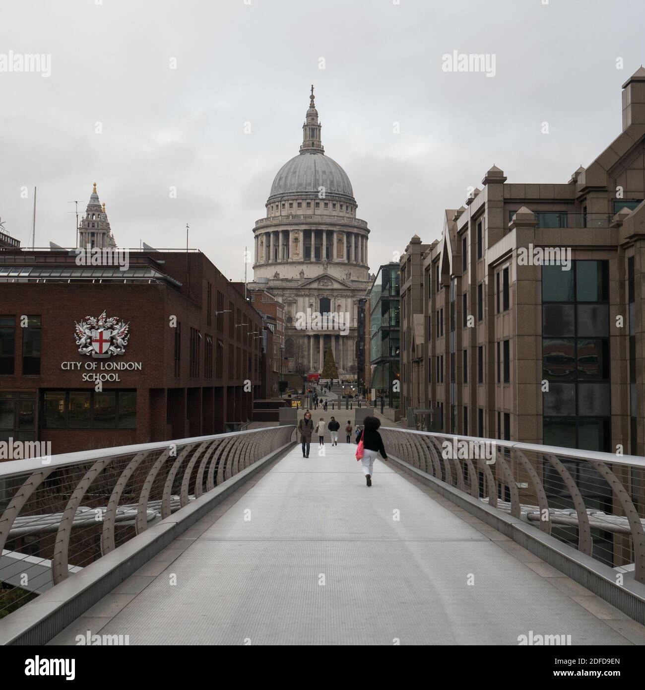 Londra, Grande Londra, Inghilterra - 02 Dic 2020: Chiesa di San Paolo vista dal Millennium Bridge. Foto Stock