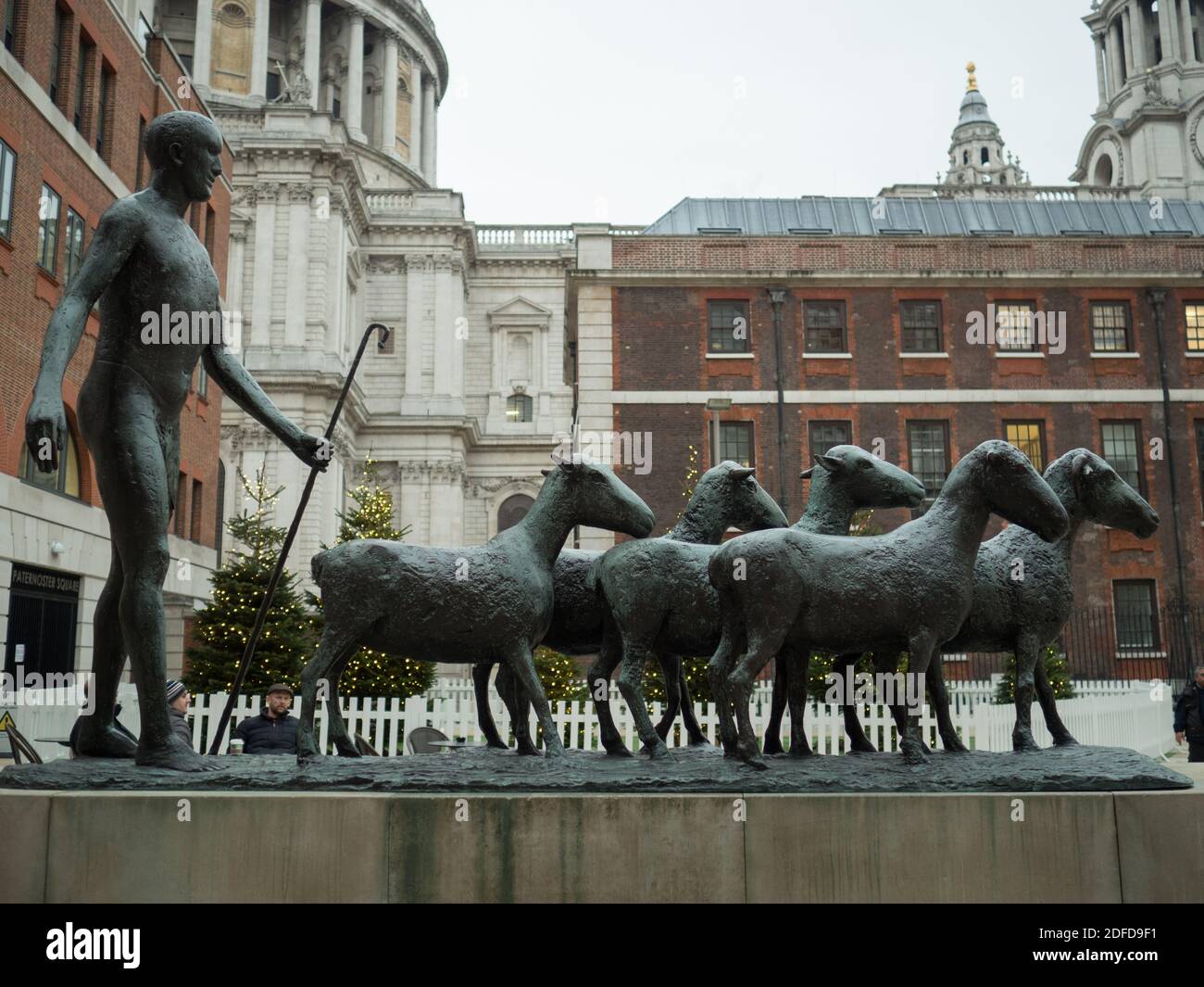 Londra, Grande Londra, Inghilterra - 02 Dic 2020: Scultura di pastore e pecora in Piazza Paternoster di Elisabeth Frink. Foto Stock