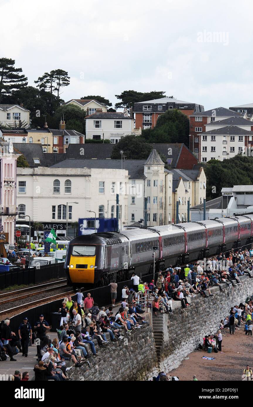 Cross Country H.S.T. con auto elettrica '43357' leader, si dirige a ovest da Dawlish. Foto Stock