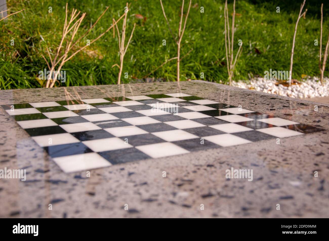 scacchiera sul tavolo di granito nel parco Foto Stock