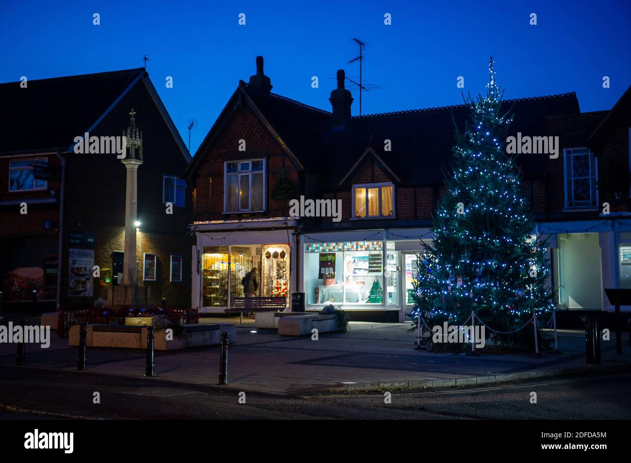 L'albero di Natale risplende nella luce della sera a Wendover. I negozi e i pub locali di Wendover sperano di essere impegnati a dicembre, riaprendosi dopo la seconda chiusura del Covid-19 e la città entra nel Tier 2 Foto Stock