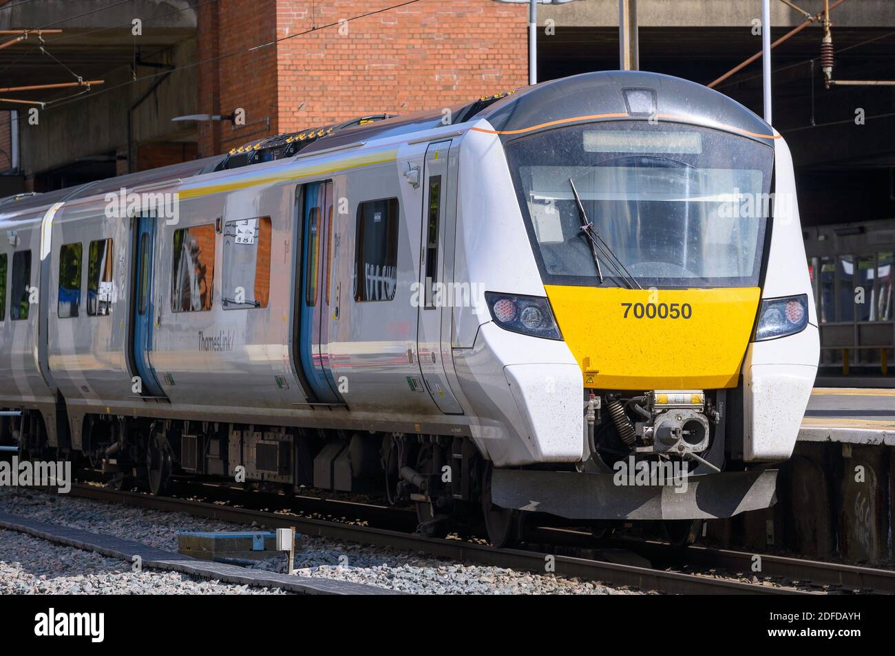 Classe 700 Desiro City treno a Thameslink livrea in una stazione ferroviaria nel Regno Unito. Foto Stock