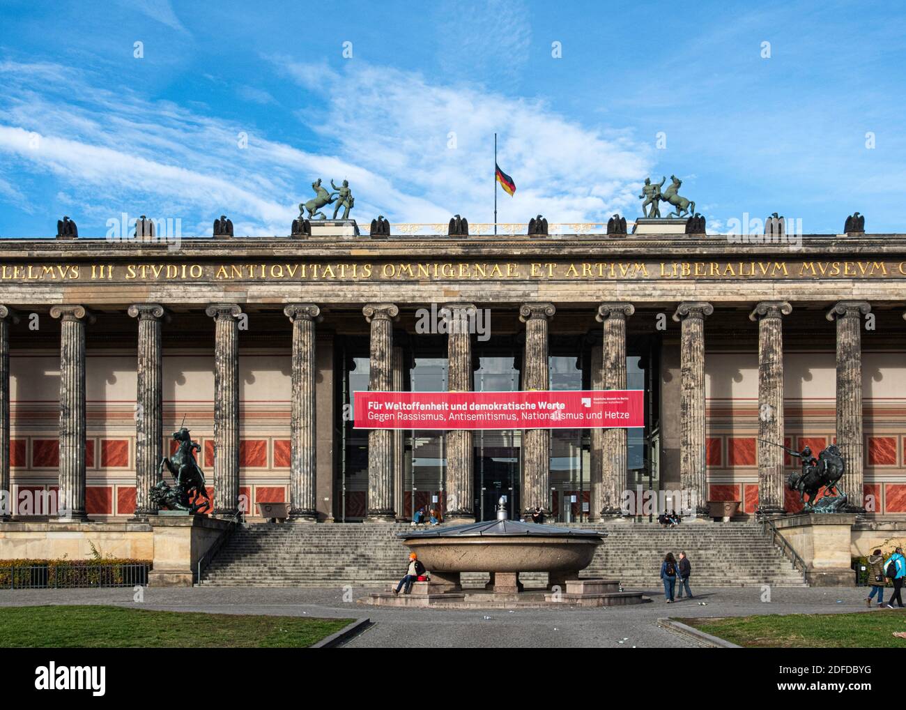 Altes Museum. Edificio neoclassico tedesco con colonne ioniche e sculture progettate dall'architetto Karl Friedrich Schinkel Museum Island, Mitte-Berlin Foto Stock