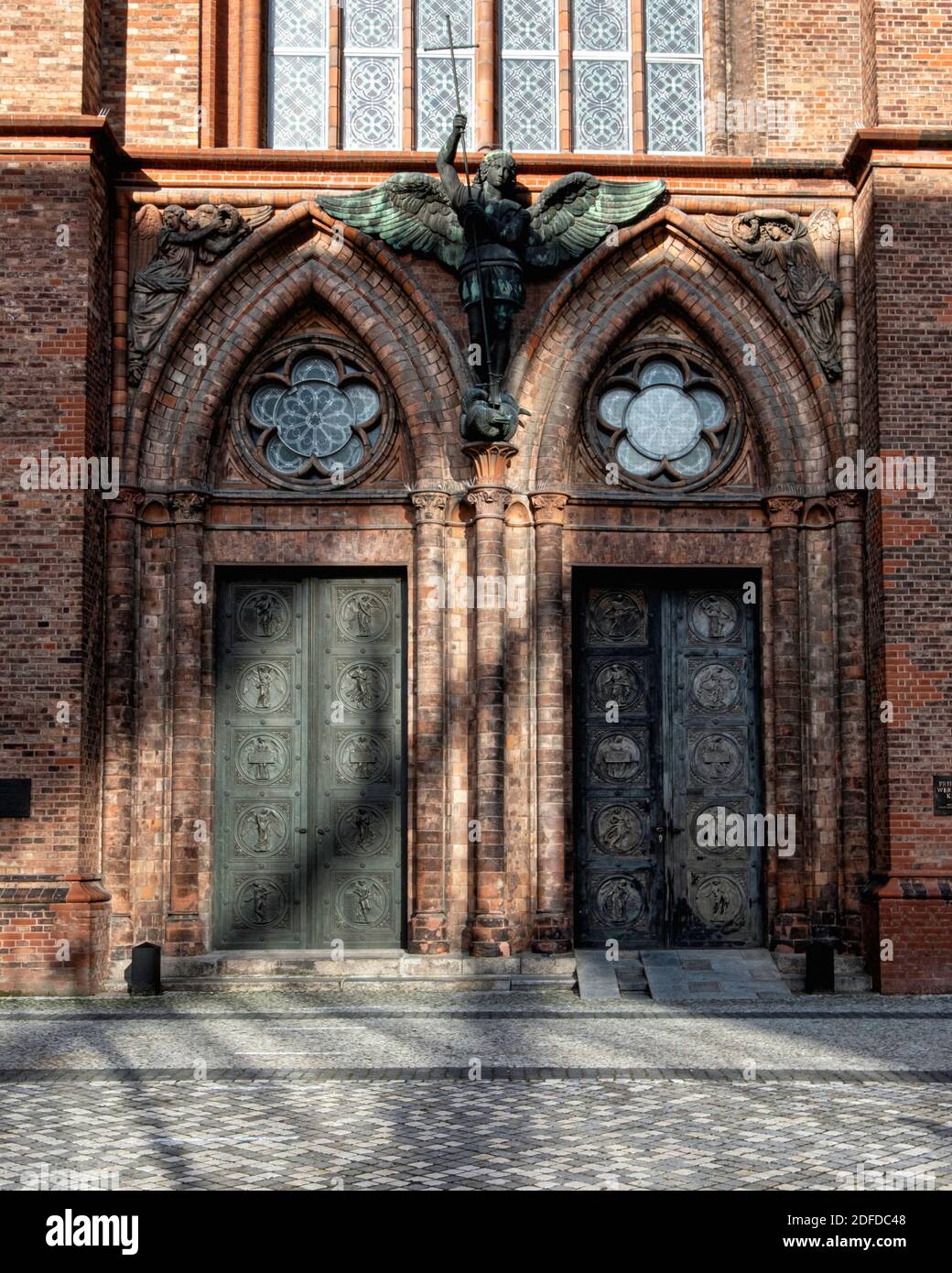 L'ingresso di Friedrichswerder Kirche. Chiesa neogotica di mattoni rossi dell'architetto Karl Friedrich Schinkel costruita 1824-1831.Werderscher Markt, Mitte, Berlino Foto Stock