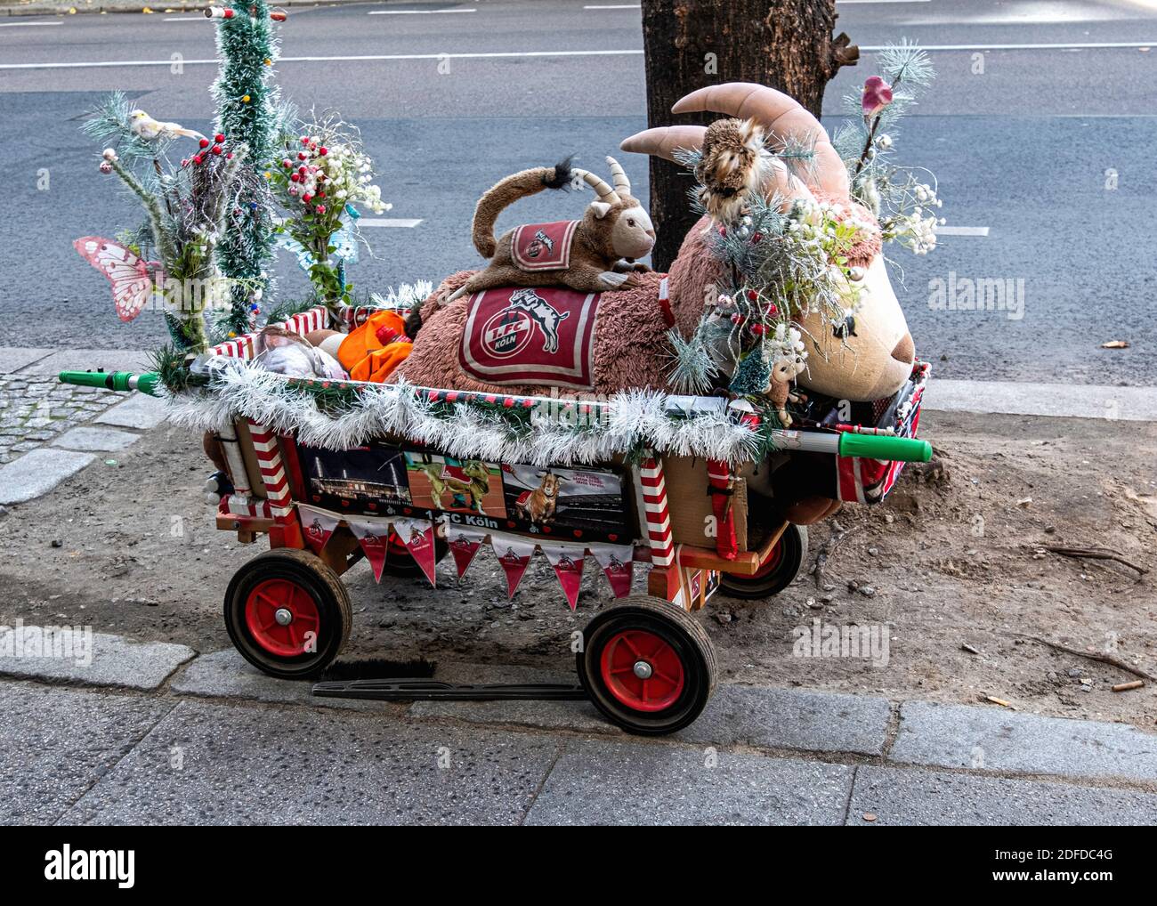 Piccolo carro con 1 FC Köln club di calcio billy capra mascotte e decorazioni natalizie a Französische strasse, Mitte, Berlino Foto Stock