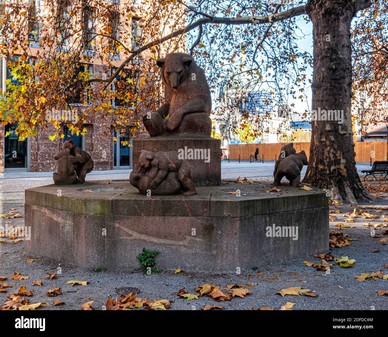 Fontana in pietra rossa, orso Madre & 8 cubetti, 1958 copia dello scultore Walter Sutkowski su Werderscher markt, Mitte, Berlino. Originale di Hugo Lederer 1928 Foto Stock