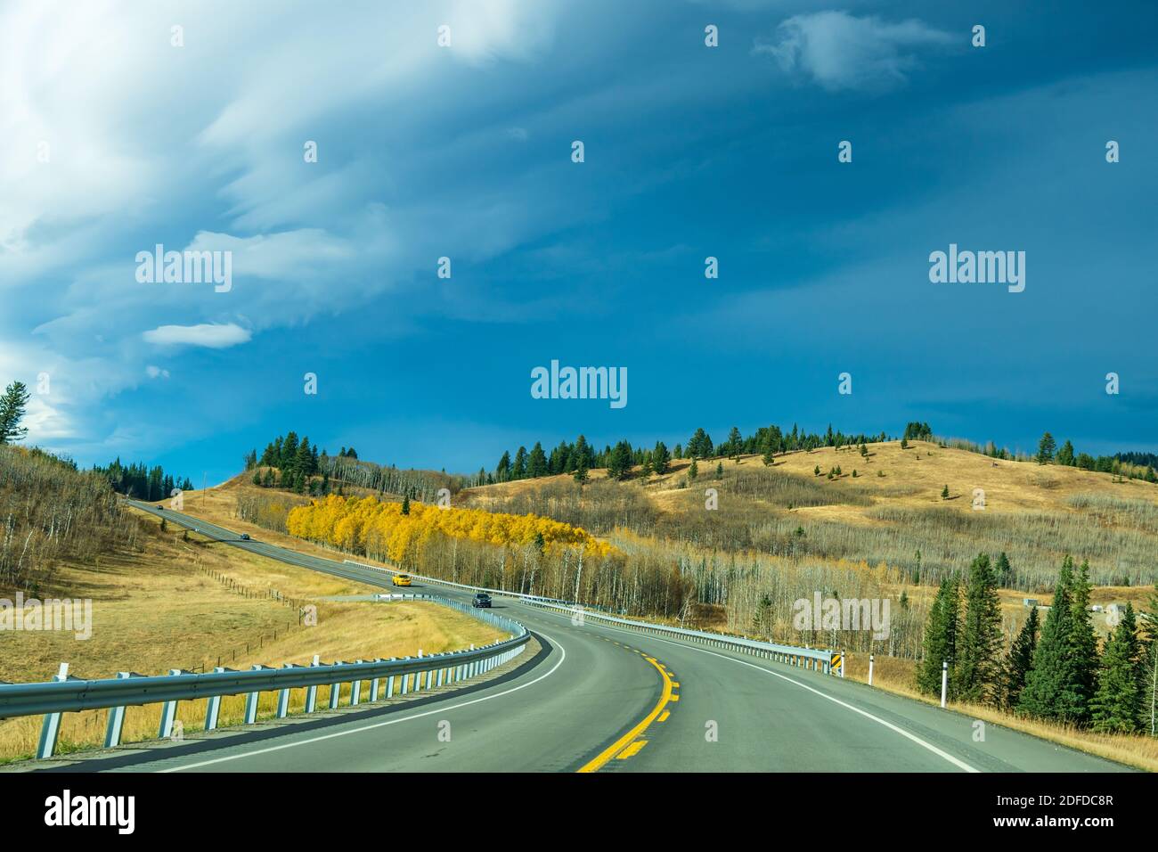 Strada di campagna, paesaggio rurale nella stagione autunnale. Alberta Provincial Highway 22, conosciuta anche come Cowboy Trail. Alberta, Canada. Foto Stock