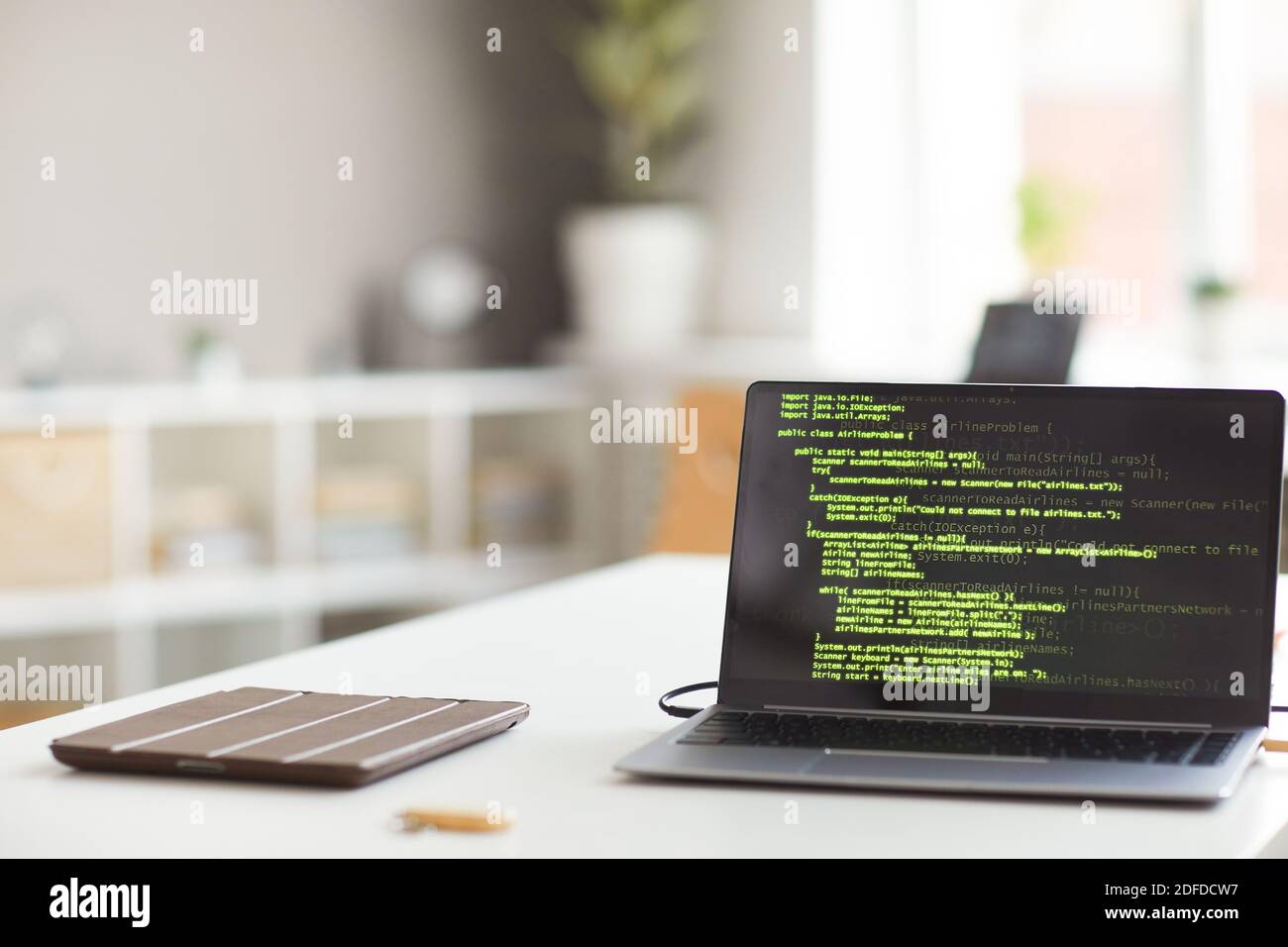 Immagine del computer portatile sul tavolo con il software attivato lo schermo in ufficio Foto Stock