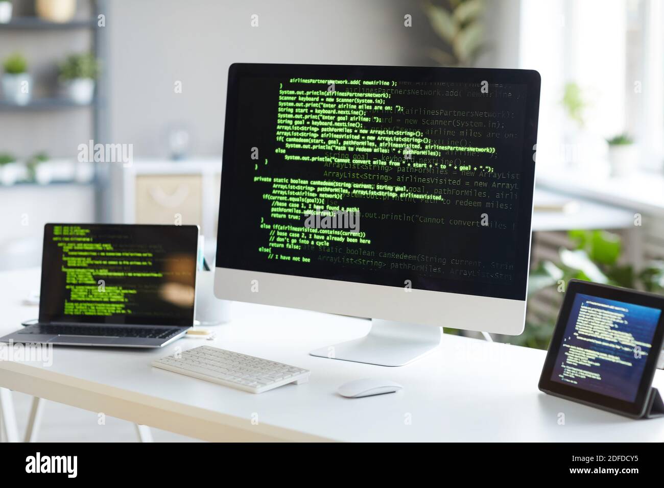 Immagine del monitor del computer con computer portatile programmatore e digitale tablet sul tavolo in ufficio Foto Stock