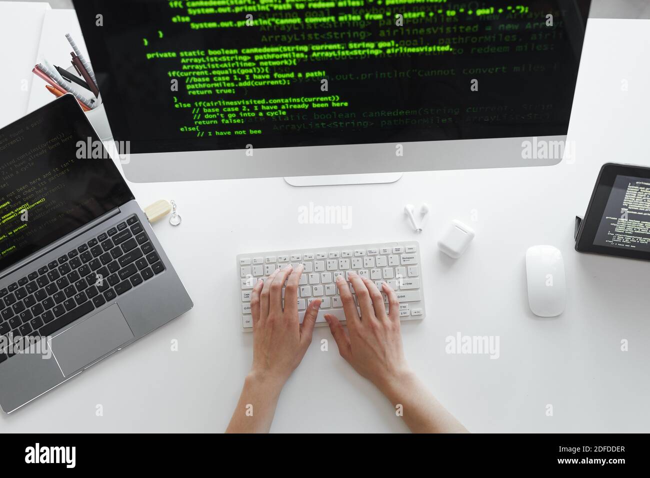 Visualizzazione ad angolo alto della digitazione dello sviluppatore sull'installazione della tastiera del computer il nuovo sistema sul computer al tavolo Foto Stock