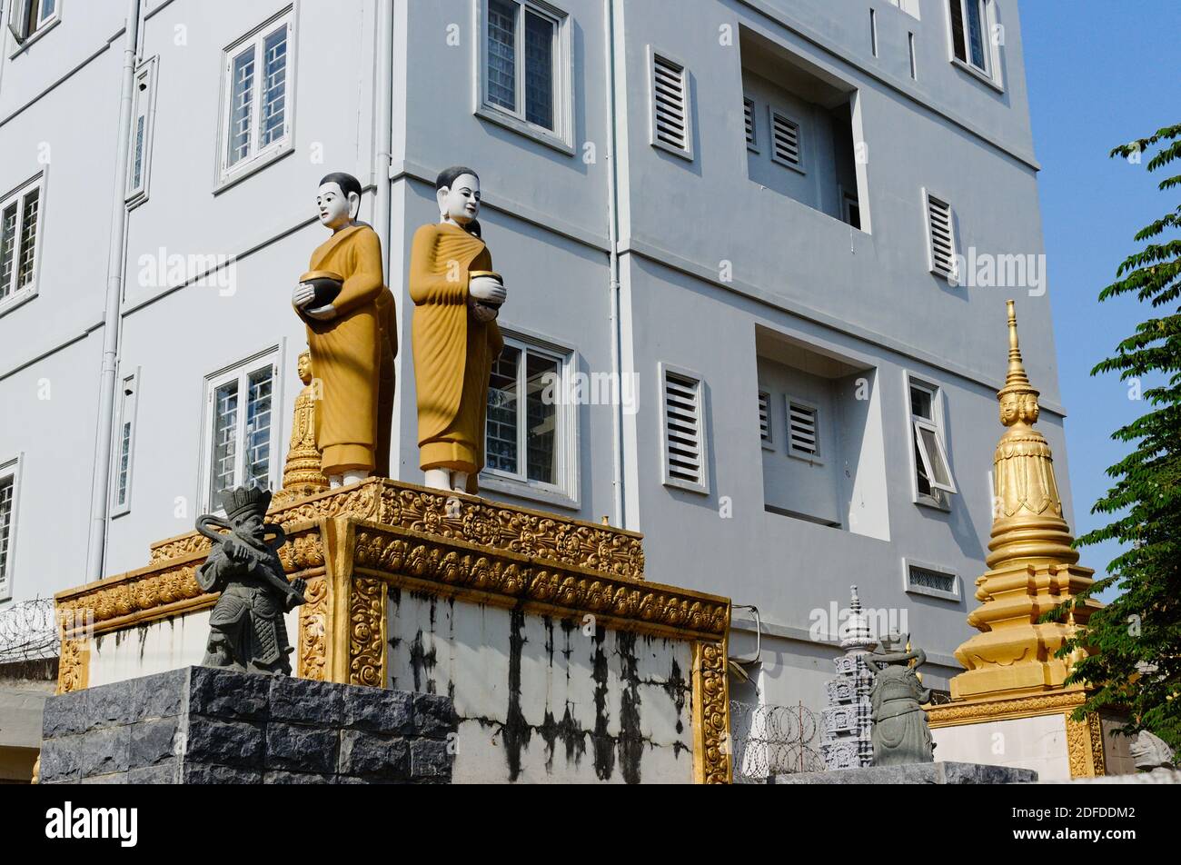 Monumento dei monaci buddisti che chiedono un cibo per la strada. Buddhismo simboli religiosi statua a Phnom Penh, Cambogia. Foto Stock