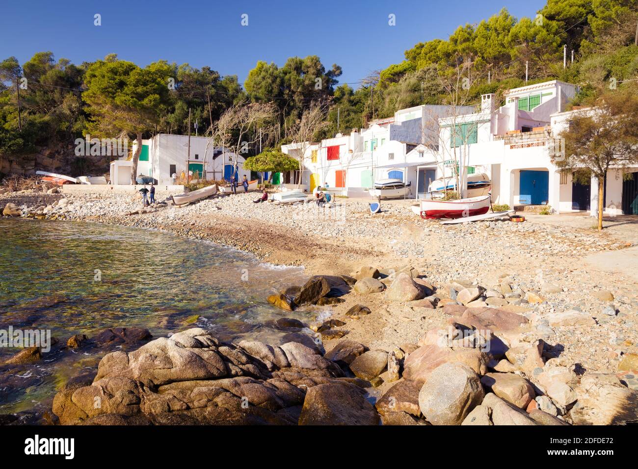 Vista del villaggio di pescatori dalla punta della baia nord di S'Alguer. Palamos, Costa Brava, Catalogna, Spagna Foto Stock