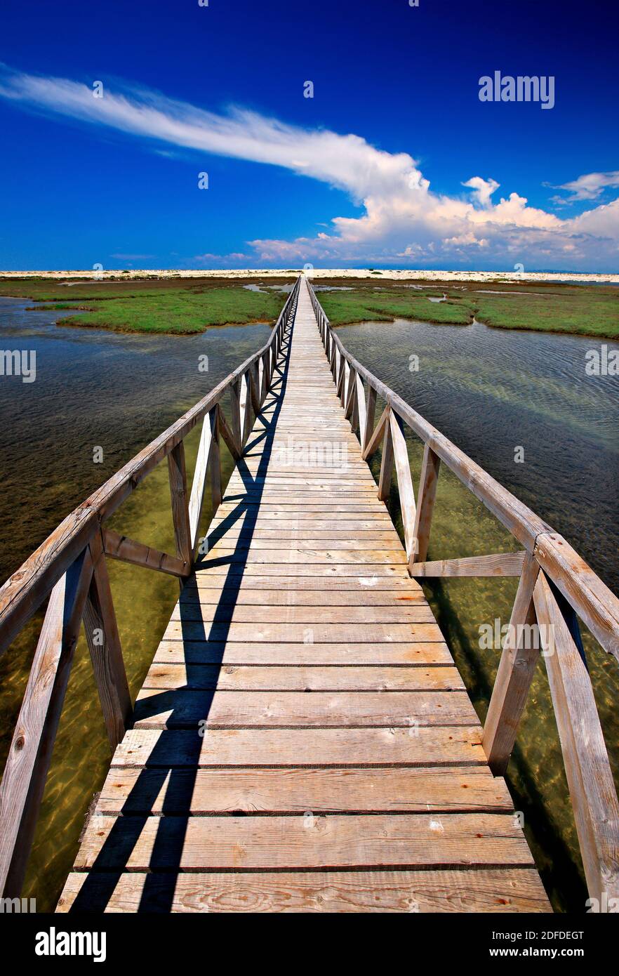 Il ponte di legno che conducono a Vagia (Vaghia) isolotto Lefkada (Lefkas) isola, mare Ionio, Eptanisa ('Sanche Isole "), Grecia Foto Stock