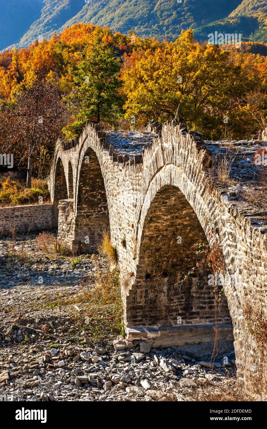 L'antico ponte ad arco in pietra di Kaloutas (costruito nel 1812), Zagori regione, Ioannina, Epiro, Grecia. Foto Stock