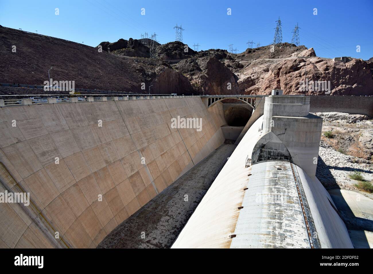 La grande strada bianca in cemento dell'Arizona si snoda presso la diga di Hoover lungo il fiume Colorado in Arizona e Nevada, Stati Uniti Foto Stock