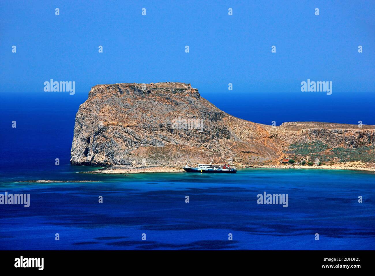 Vista dell'isola di Imeri Gramvoussa e del suo castello veneziano dalla spiaggia di Balos, la Canea, l'isola di Creta, la Grecia. Foto Stock