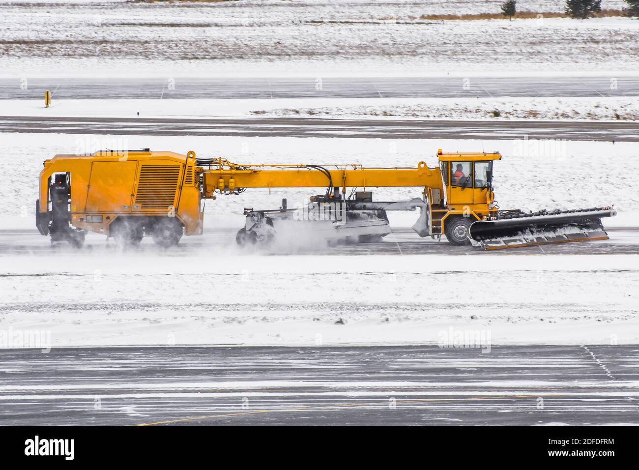 Macchina per l'aratura della neve di grandi dimensioni durante il lavoro su strada una tempesta di neve in inverno Foto Stock Macchina per l'aratura della neve di grandi dimensioni durante il lavoro su strada una tempesta di neve in inverno Foto Stock