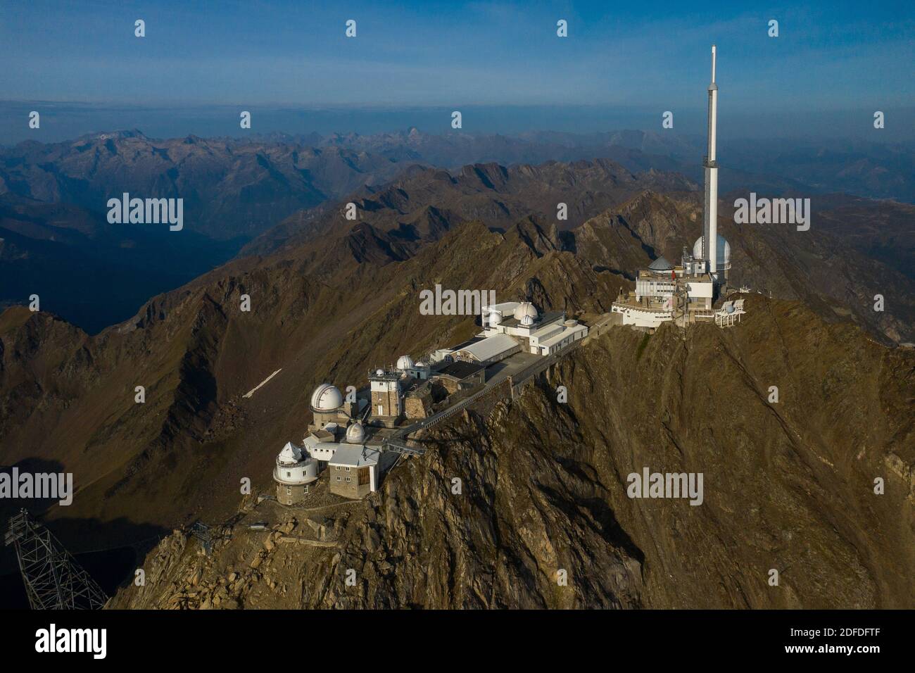 TRASMETTITORE TELEVISIVO, L'OSSERVATORIO E LE CUPOLE, PIC DU MIDI DE BIGORRE, BAGNERES DE BIGORRE, HAUTES PYRENEES, MIDI PYRENEES, OCCITANIE, FRANCIA Foto Stock