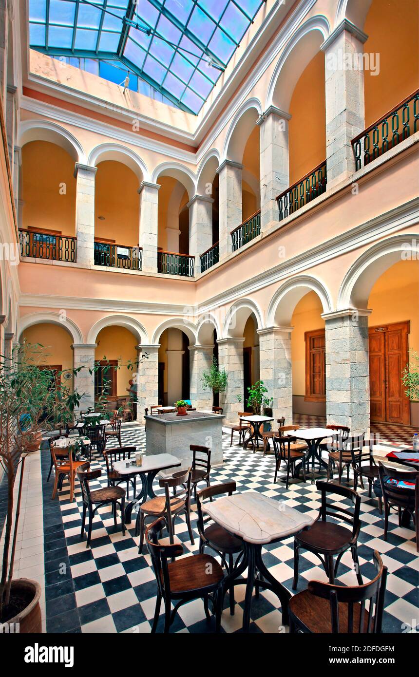 ISOLA DI SYROS, CICLADI, MAR EGEO, GRECIA. Il pittoresco patio e la suggestiva caffetteria, all'interno dell'imponente Municipio di Ermoupolis. Foto Stock