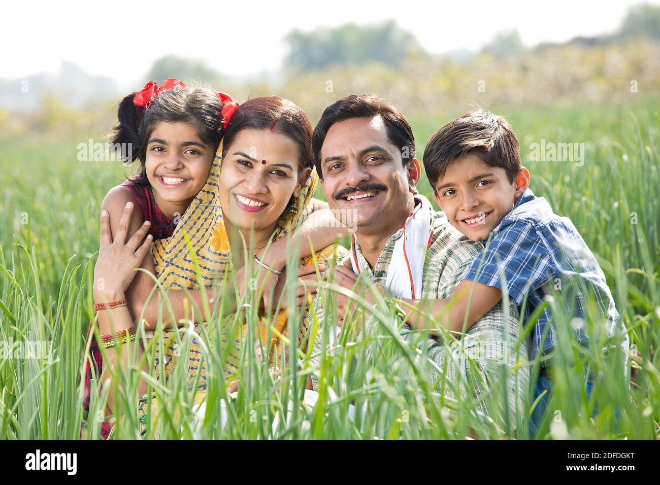 Famiglia rurale di contadino in campo agricolo Foto Stock