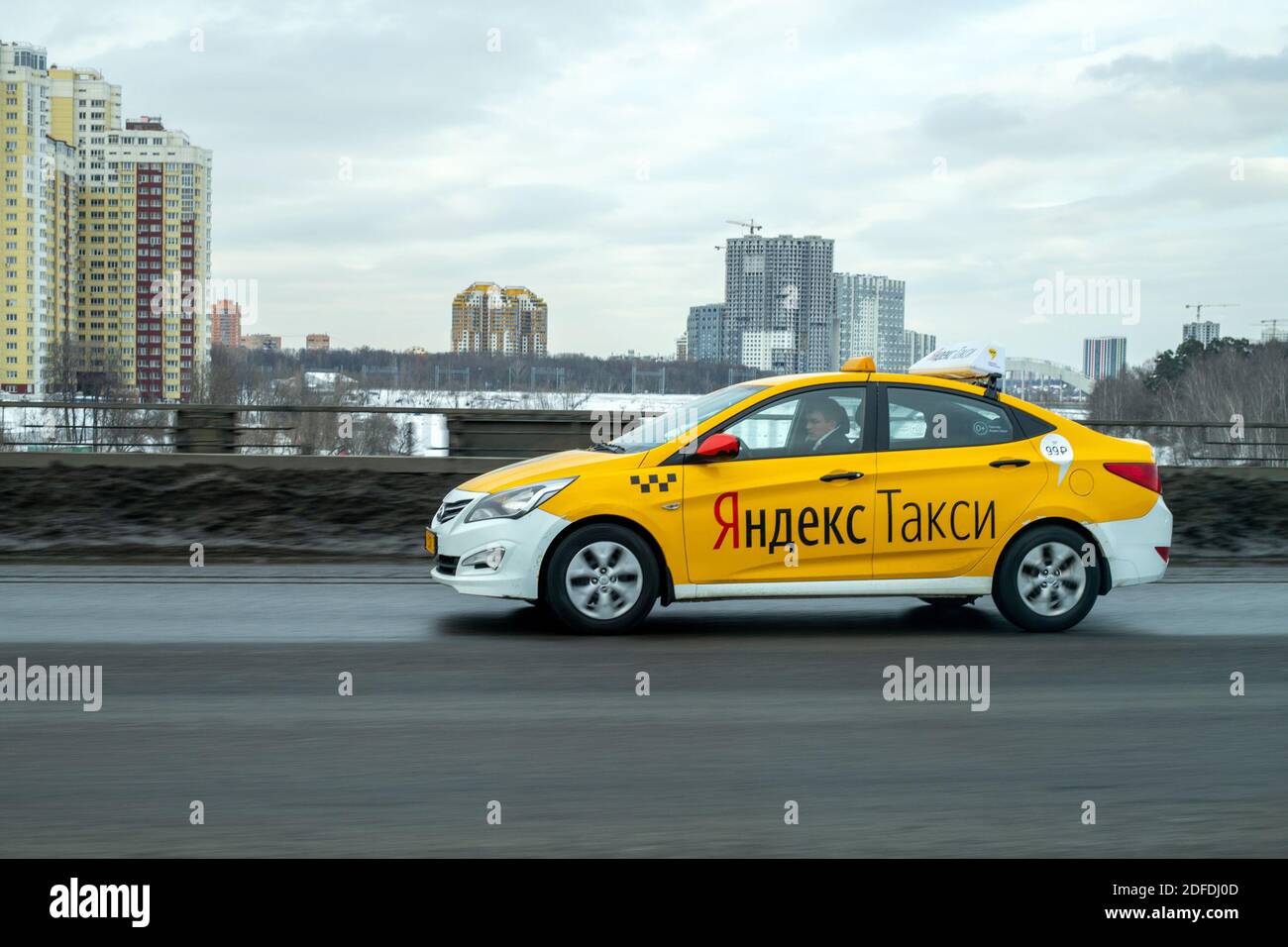 Mosca, Russia -11 marzo 2018. Il taxi Yandex si snoda lungo la circonvallazione di Mosca Foto Stock