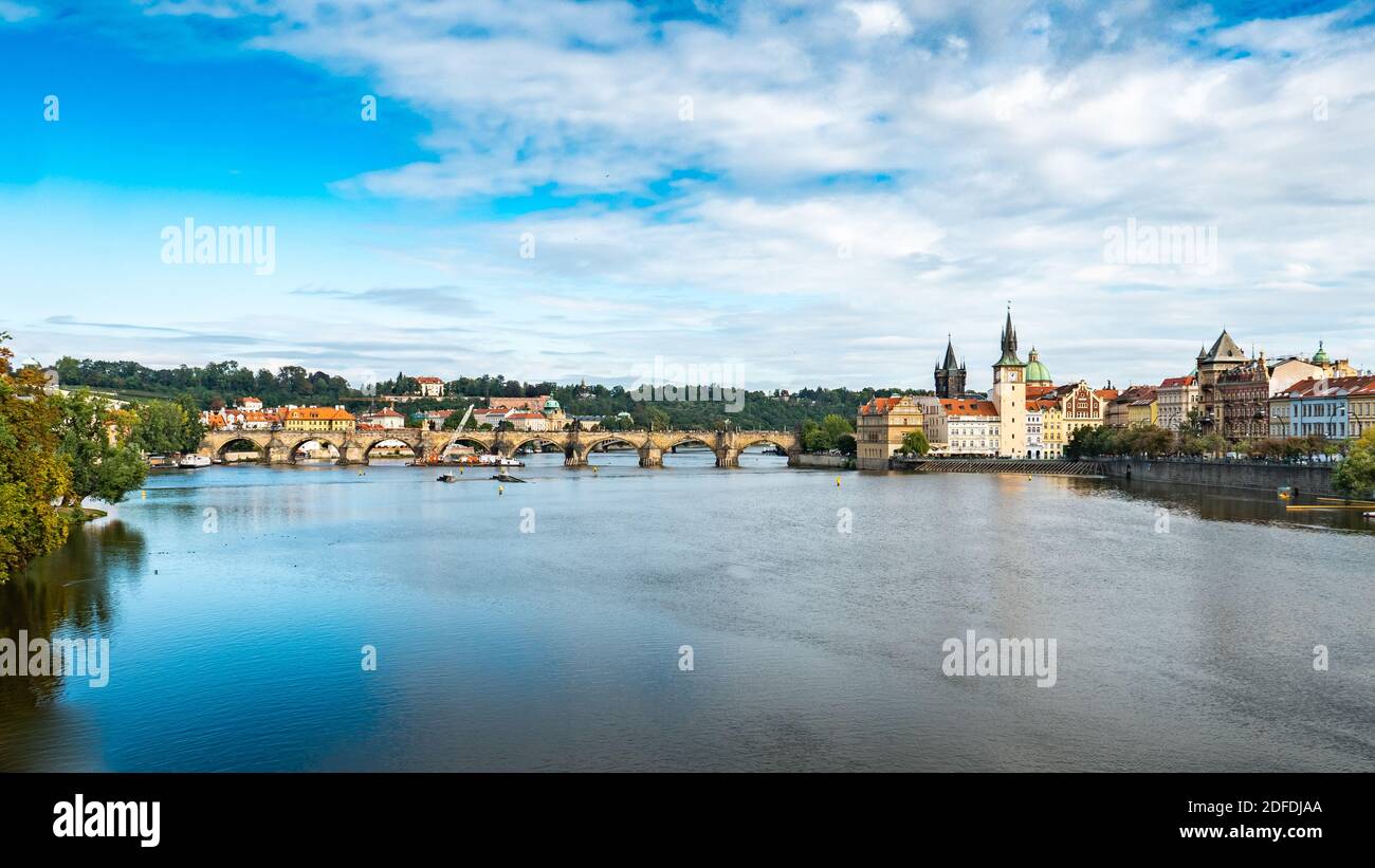 Praga e il fiume Vlatava. Il Ponte Carlo e la Torre del Ponte della Citta' Vecchia nella capitale della Repubblica Ceca. Foto Stock