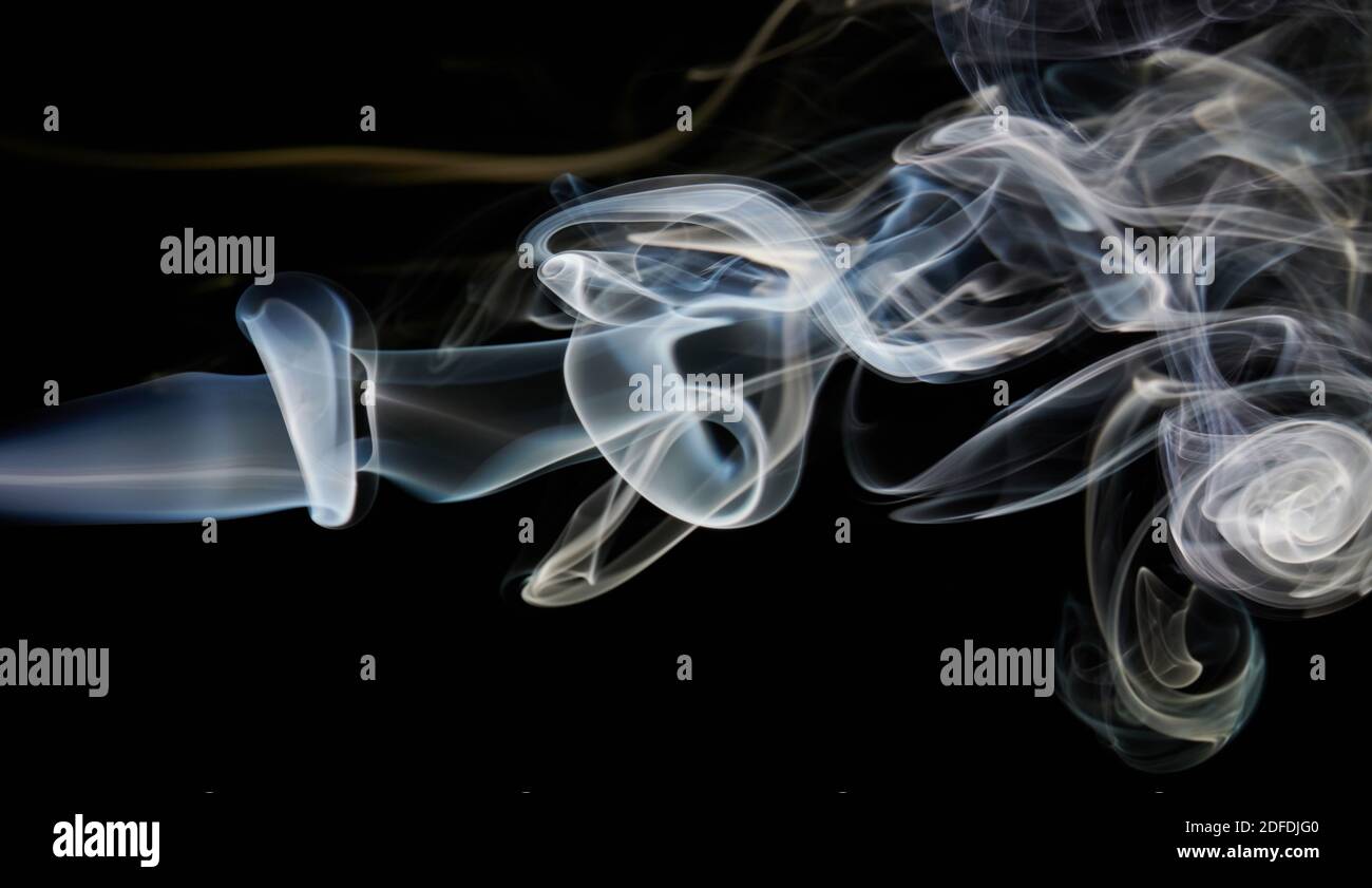 Marrone flusso di fumo liscio su sfondo nero isolato Foto Stock