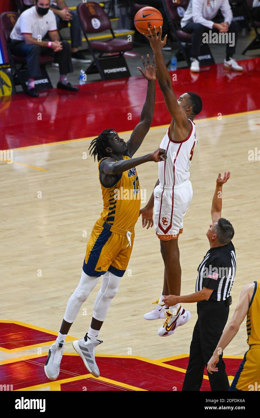 I Tram della California meridionale avanzano Evan Mobley (4) e Cal Baptist Centro Cavalieri Gorjok Gat (12) balzo per palla al tifo Durante un basket NCAA g Foto Stock