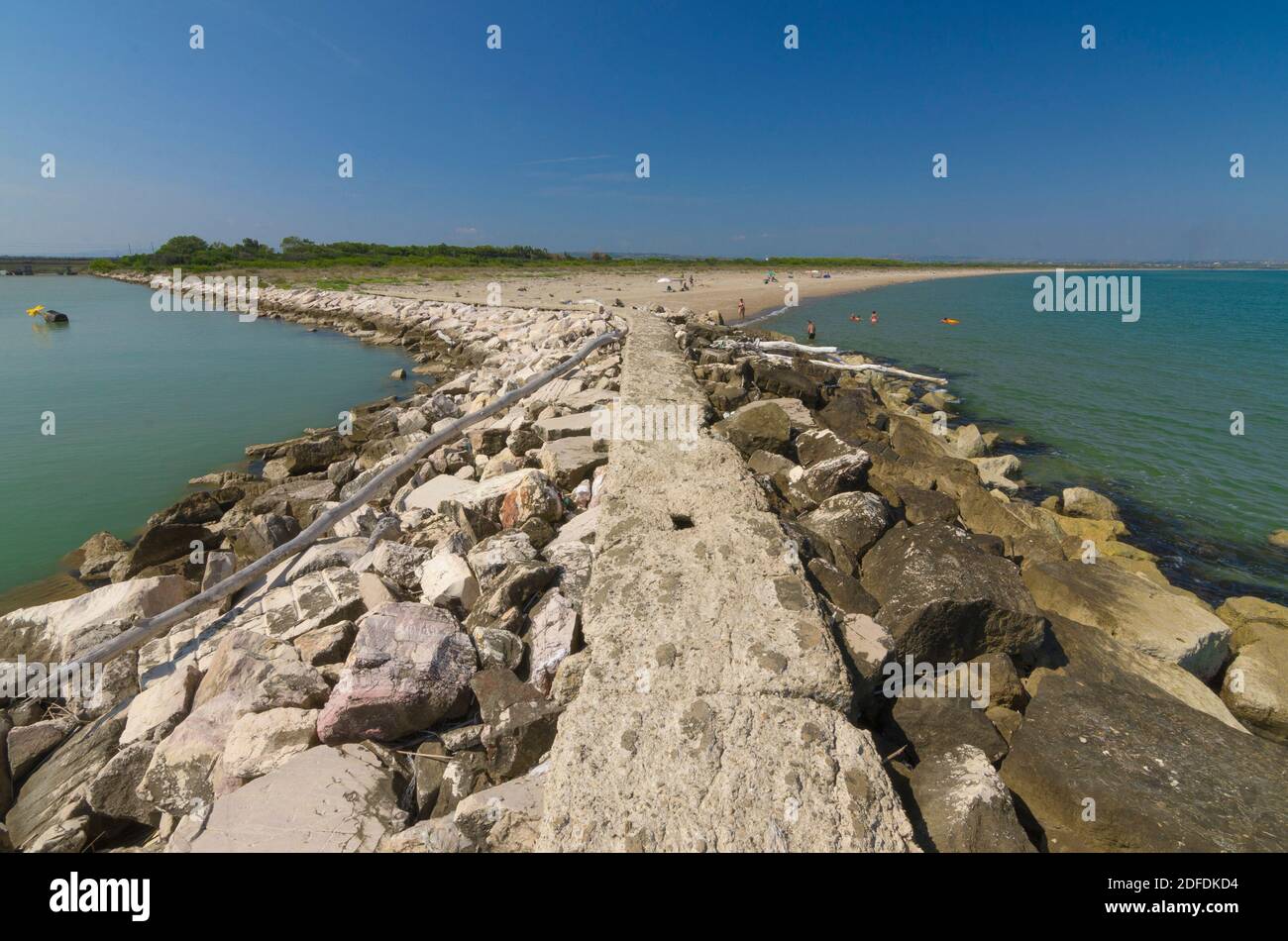 Splendido paesaggio costiero con lungomare della costa mediterranea Foto Stock