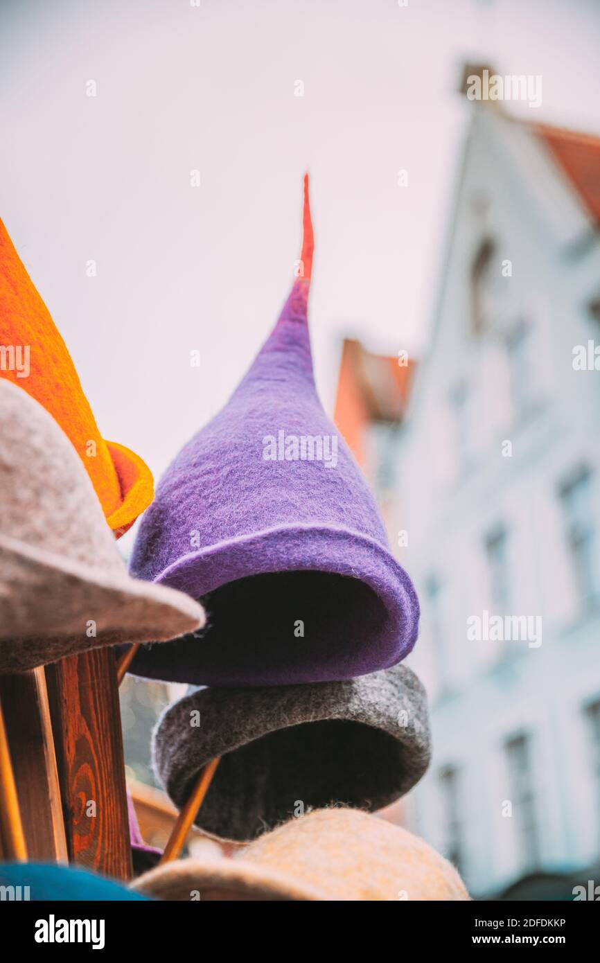 Tallinn, Estonia, Europa. Tradizionale mercatino invernale di Natale con cappelli  caldi. Abiti caldi europei tradizionali colorati. Souvenir di Natale  dall'Europa Foto stock - Alamy