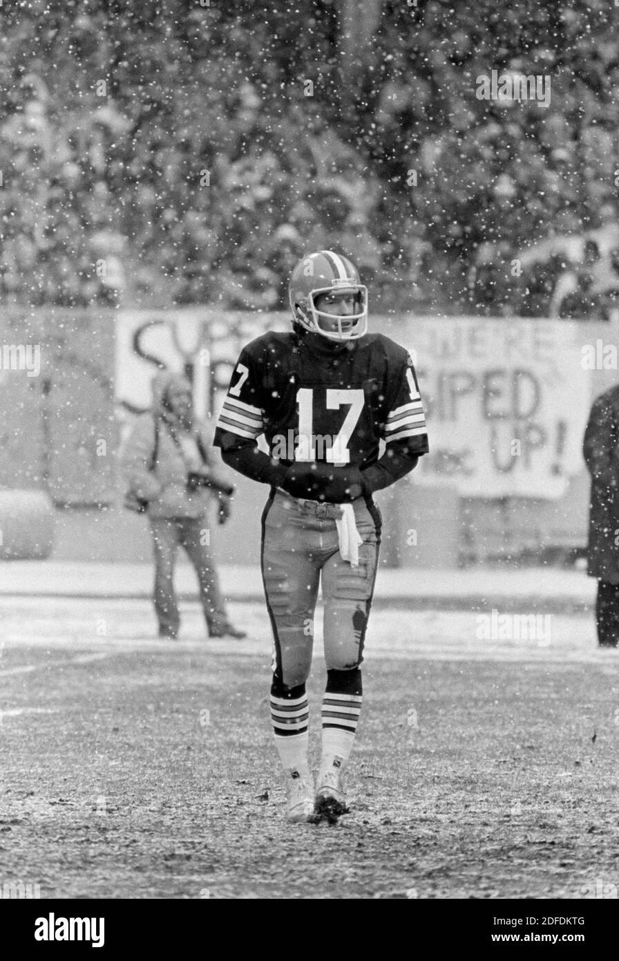 Il quarto di Cleveland Browns Brian Sipe fa una pausa durante una nevicata in una partita di fine stagione al Cleveland Stadium nel dicembre 1980. I Browns, conosciuti allora come i capretti di Karciac, hanno vinto la divisione nord di AFC quell'anno. Ernie Mastroianni foto. Foto Stock