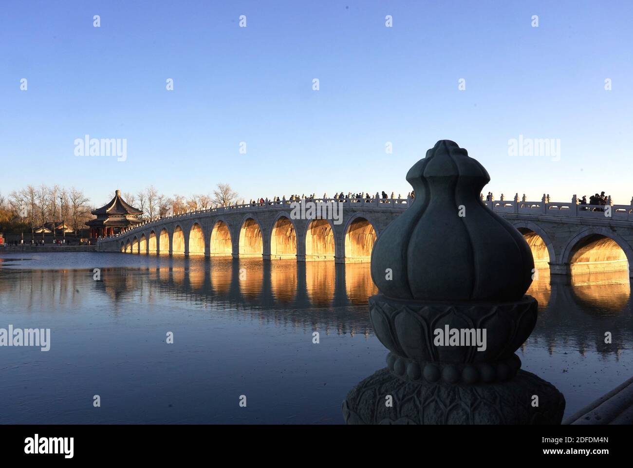 Pechino, Cina. 4 Dicembre 2020. Foto scattata il 4 dicembre 2020 mostra il tramonto che illumina gli archi del Ponte dell'Arco del 17 nel Palazzo d'Estate a Pechino, capitale della Cina. Credit: Chen Jianli/Xinhua/Alamy Live News Foto Stock