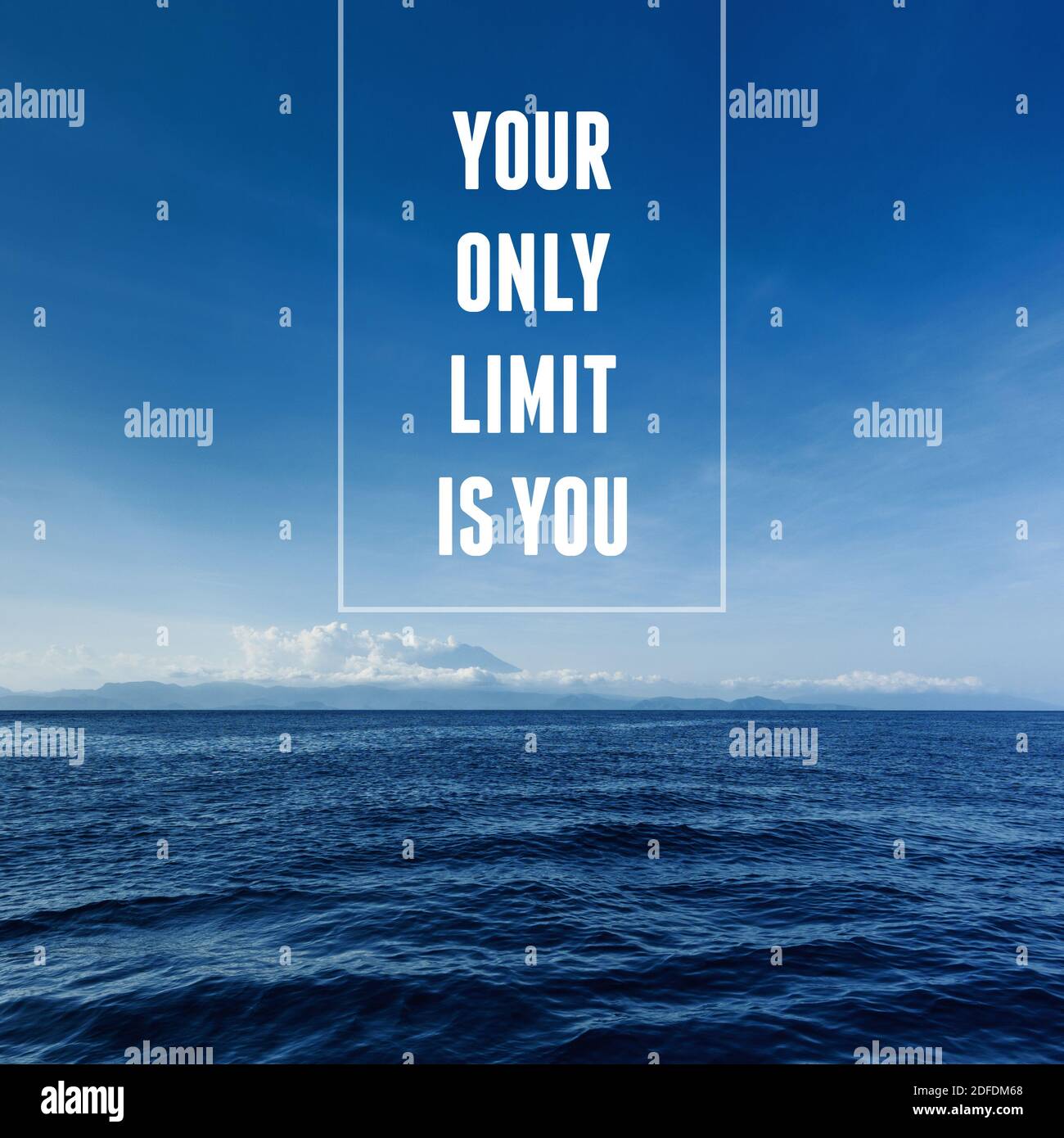 Citazione motivazionale e motivazionale. Il tuo unico limite è te. Oceano sfondo. Foto Stock