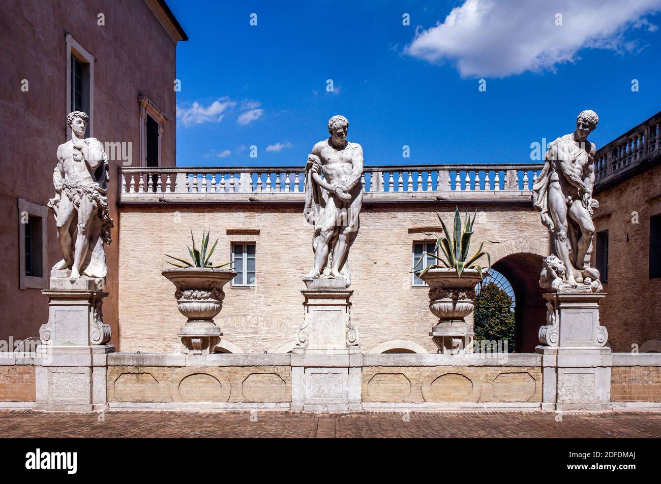 Italia Marche Macerata - Palazzo Bonaccorsi - Museo Civico - Esterno - architetture Statuas Foto Stock