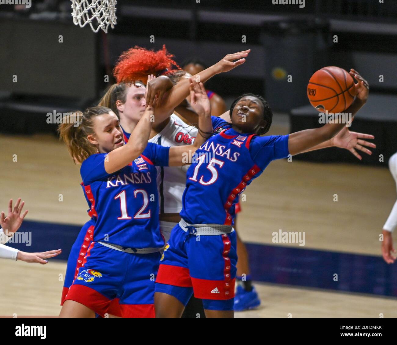 03 dicembre 2020: Kansas Guard, Zakiyah Franklin (15), lavora per portare la palla sotto controllo durante la partita di basket femminile NCAA tra i Kansas Jayhwaks e i ribelli Ole' Miss al Pavillion di Oxford, MS. Kevin Langley/CSM Foto Stock