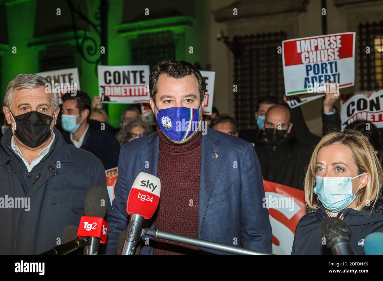 Il segretario della Lega (Lega), Matteo Salvini, e il segretario di Fratelli d'Italia, Giorgia Meloni, E il vicepresidente di forza Italia Antonio Tajani parla con i giornalisti durante la manifestazione di centro destra contro il nuovo DPCM (Decreto del Presidente del Consiglio dei Ministri) e il Premier Giuseppe Conte a Palazzo Chigi. Foto Stock