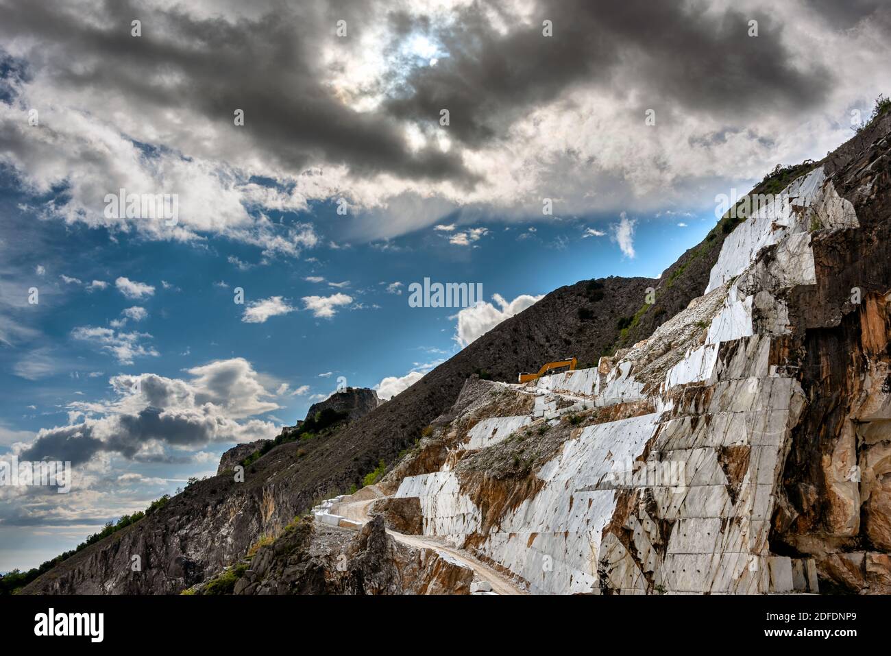 Cava di marmo a Carrara, dove Michelangelo ottenne la pietra per le sue sculture. Lo scavo taglia sul lato della montagna Foto Stock