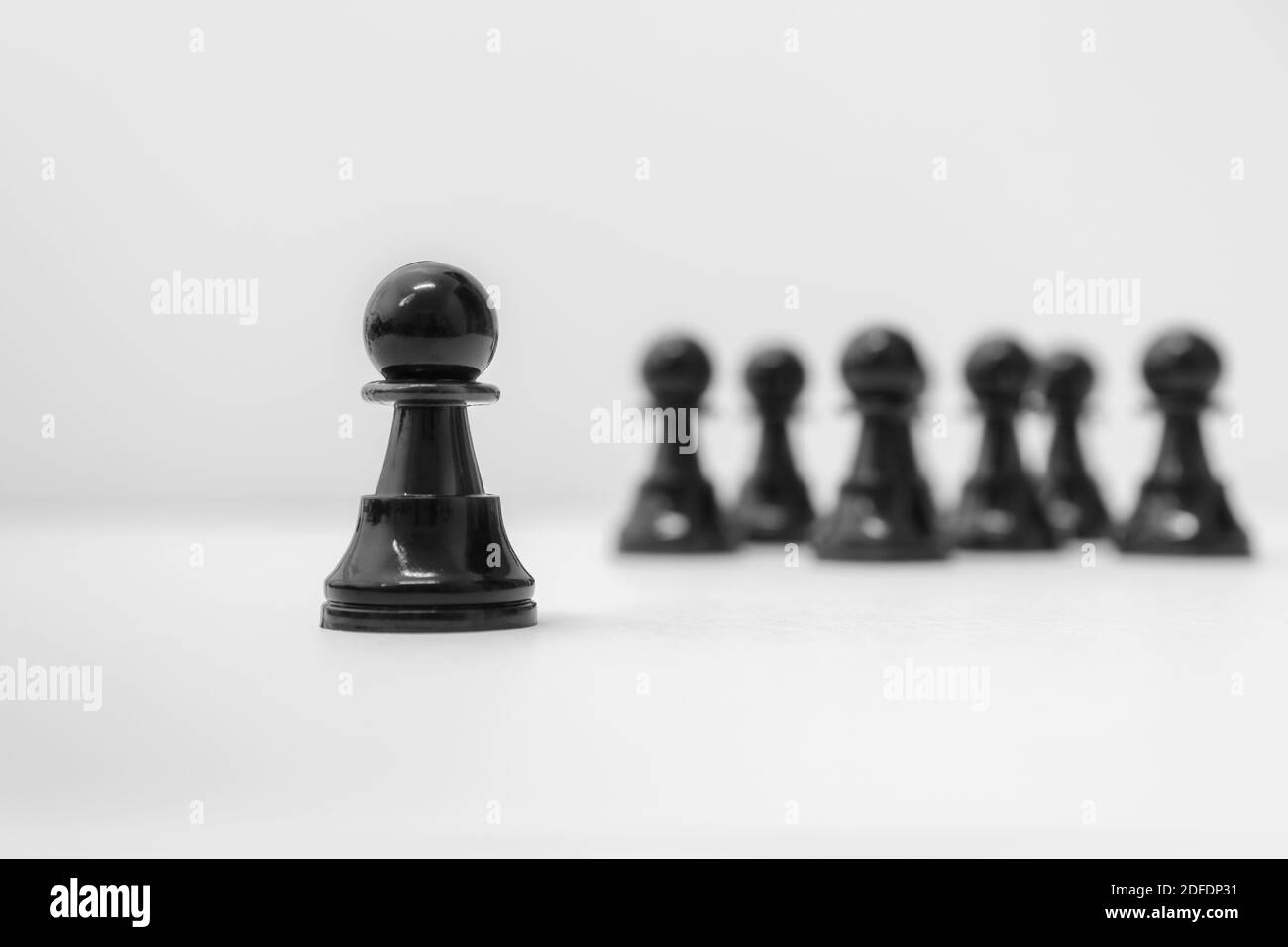 Chess Pawn in piedi fuori dalla folla. Concetti di Scacchi. Leadership. Foto Stock