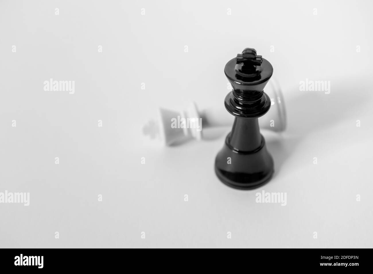 Immagine concettuale degli scacchi. Checkmate, Re Nero sconfigge il Re Bianco. Concetti di Scacchi. Leadership, successo e Last Man Standing. Foto Stock