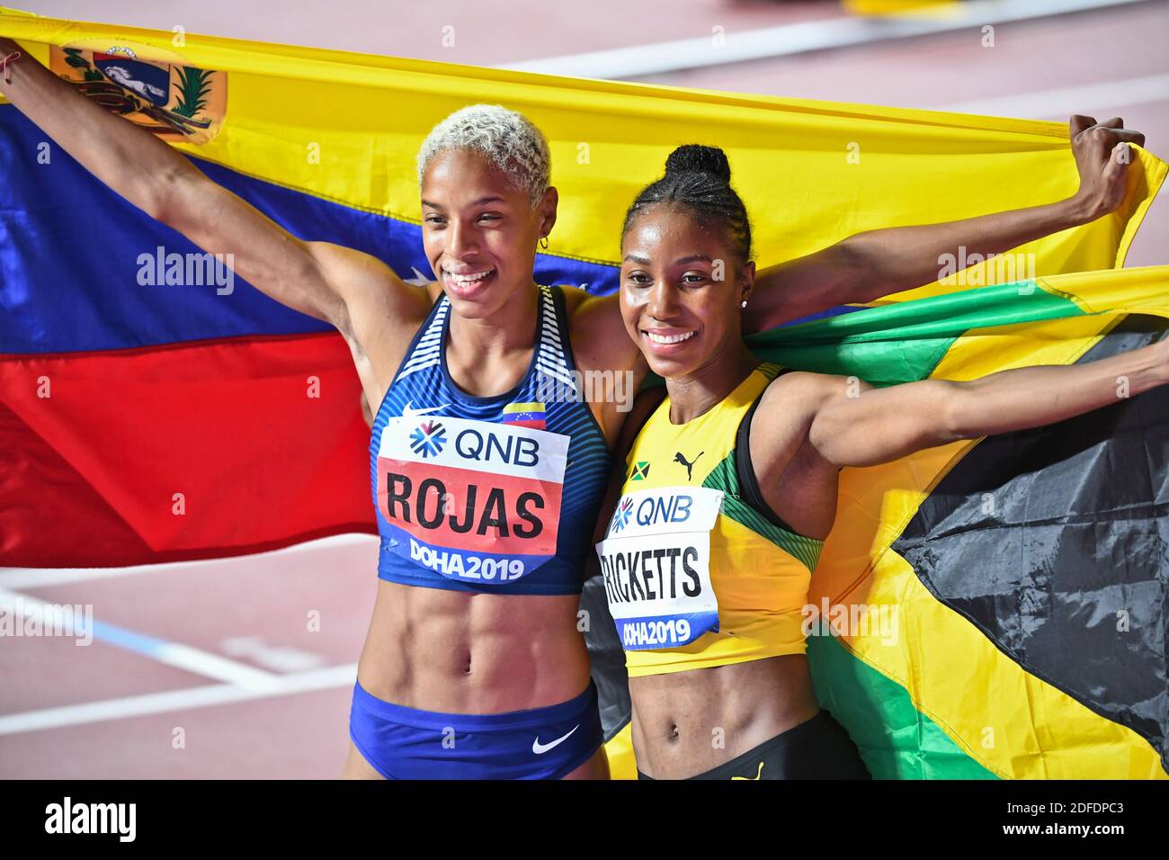 Yulimar Rojas (Venezuela, Medaglia d'Oro), Shanieka Ricketts (Giamaica, Medaglia d'Argento). Triplo salto finale. IAAF World Athletics Championships, Doha 2019 Foto Stock