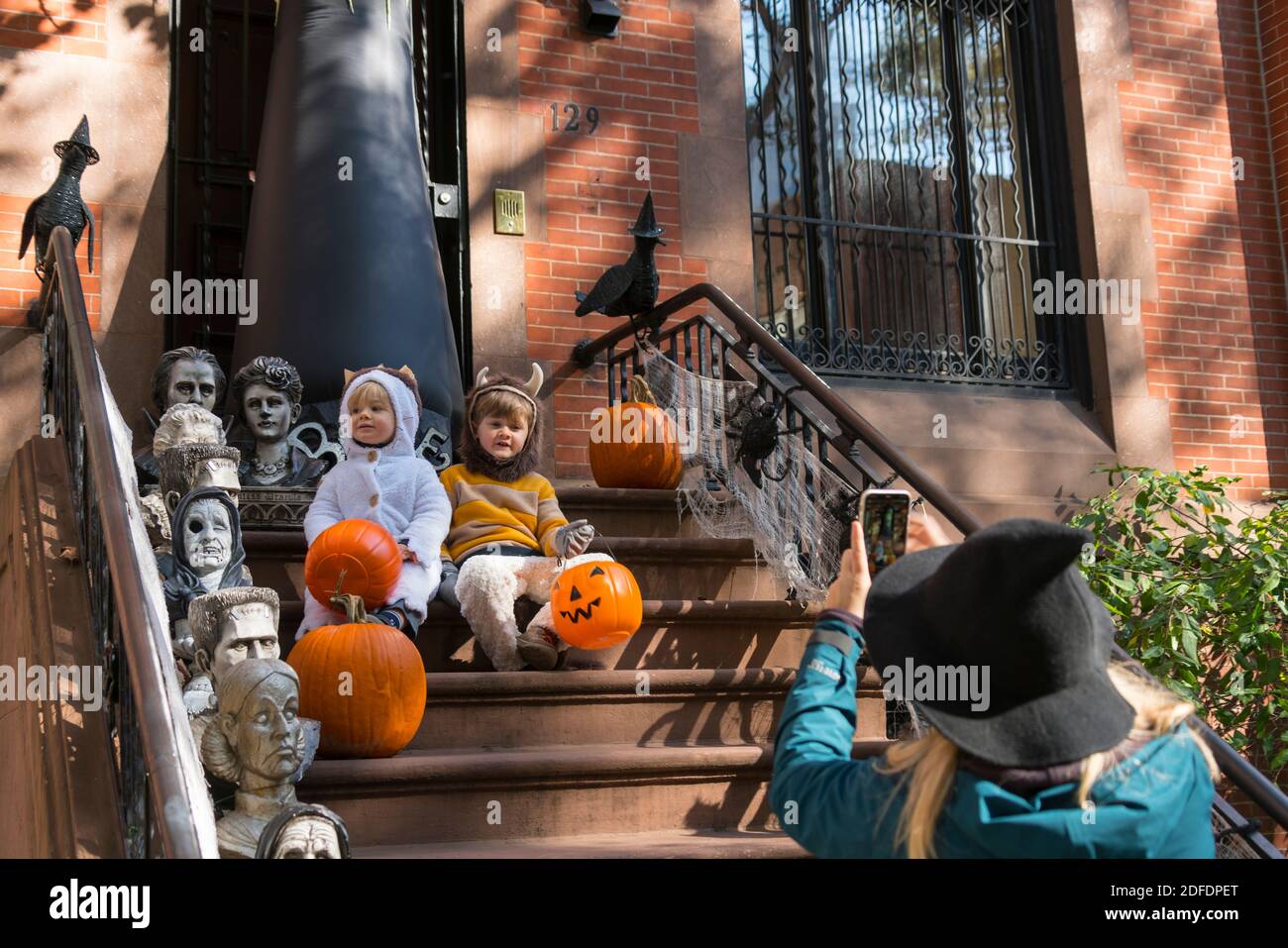 Decorazioni di Halloween nell'Upper East Manhattan a New York Foto stock -  Alamy