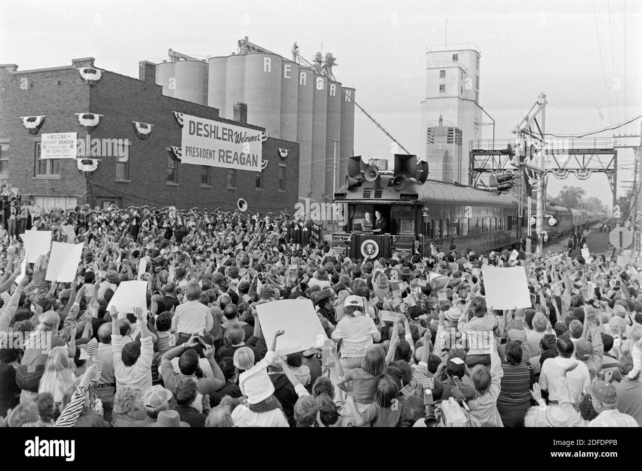 Il presidente Ronald Reagan si è fatto campagna a Deshler, Ohio, il 12 ottobre 1984, durante un tour di una tappa di fischio dell'Ohio. Ha viaggiato nella famosa ferrovia Ferdinand Magellan, la stessa vettura Pullman che ha portato i presidenti Franklin Roosevelt e Harry Truman. Ernie Mastroianni foto Foto Stock