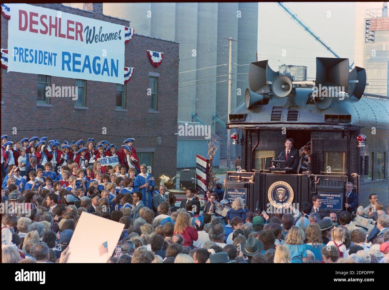 Il presidente Ronald Reagan si è fatto campagna a Deshler, Ohio, il 12 ottobre 1984, durante un tour di una tappa di fischio dell'Ohio. Ha viaggiato nella famosa ferrovia Ferdinand Magellan, la stessa vettura Pullman che ha portato i presidenti Franklin Roosevelt e Harry Truman. Ernie Mastroianni foto Foto Stock