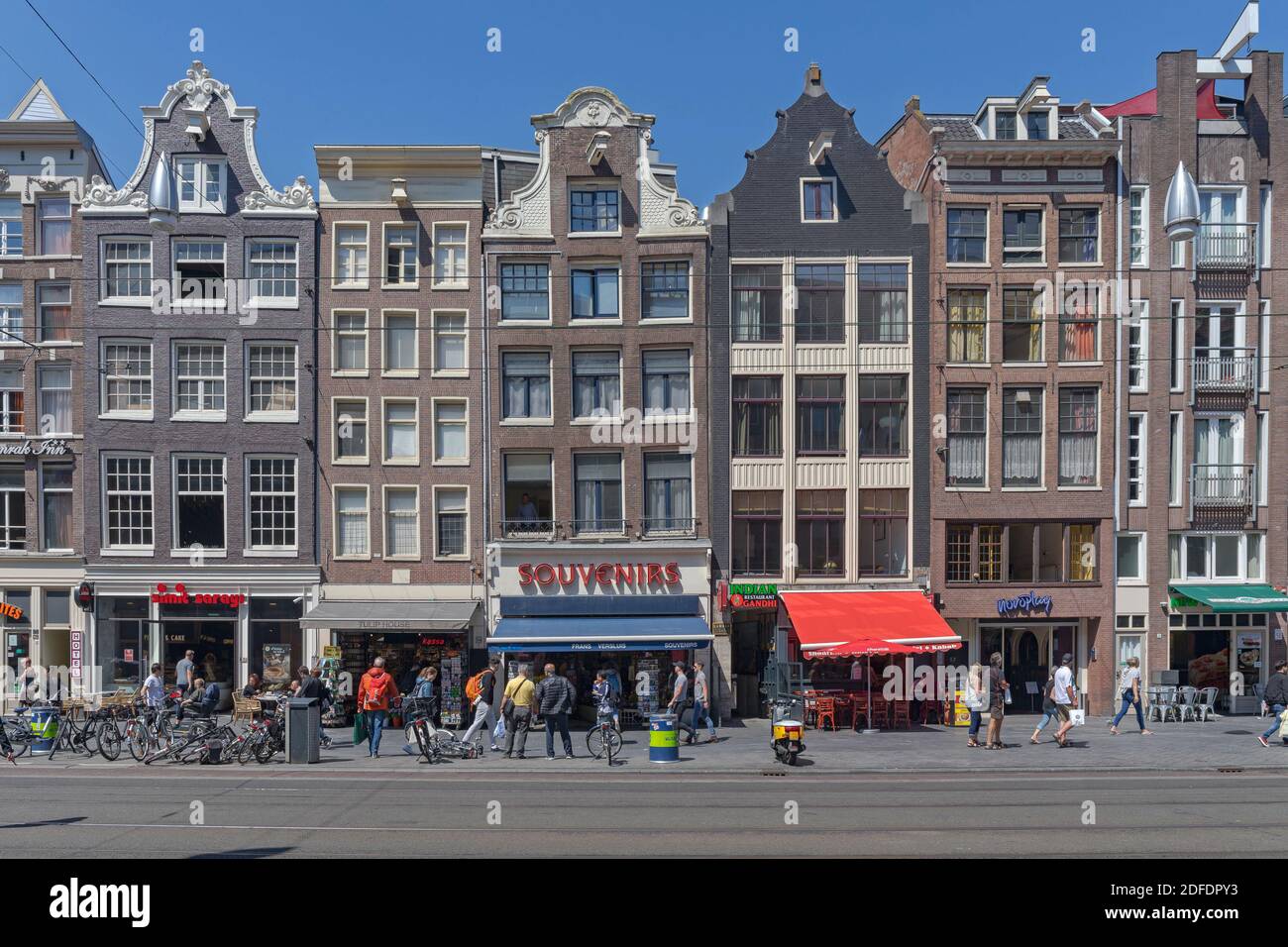 Amsterdam, Paesi Bassi - 14 maggio 2018: Hosues tradizionale con negozi in Street ad Amsterdam, Olanda. Foto Stock